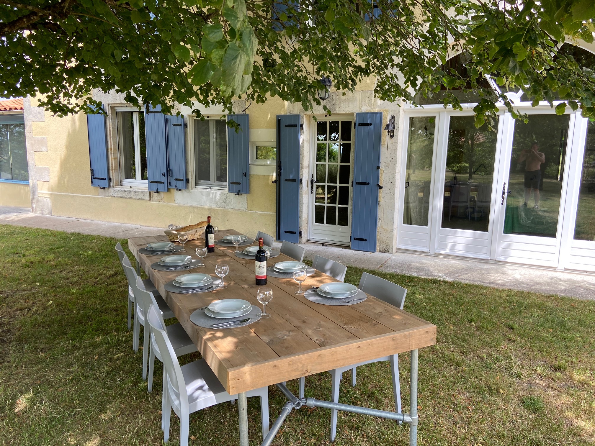 Buitenzicht op de woning en tafel